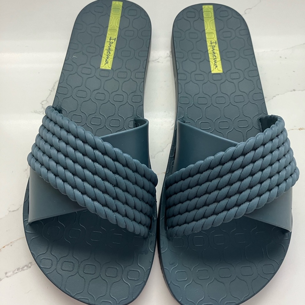 Women’s Ipanema Street Il water resistance rubber slides in blue size 8. $15